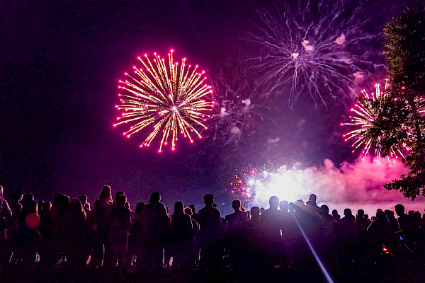 A Calm and Comfortable Bonfire Night: Enjoying the Evening Your Way